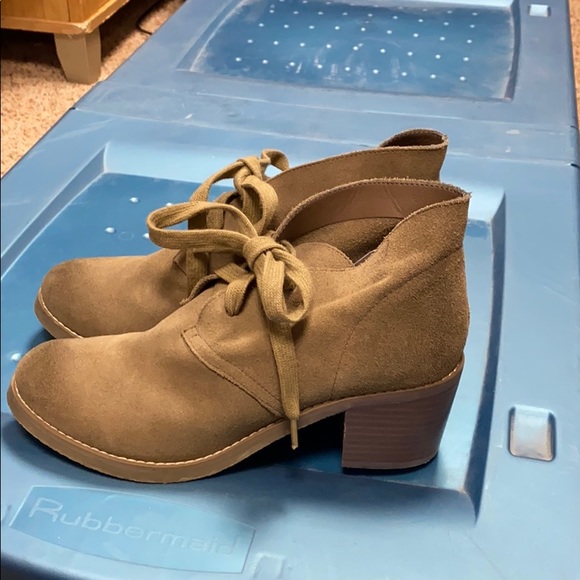 Size 9 Boots - Picture 2 of 8